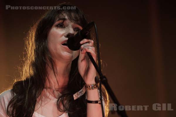 CHARLOTTE GAINSBOURG - 2010-07-02 - BELFORT - Presqu'ile du Malsaucy - 